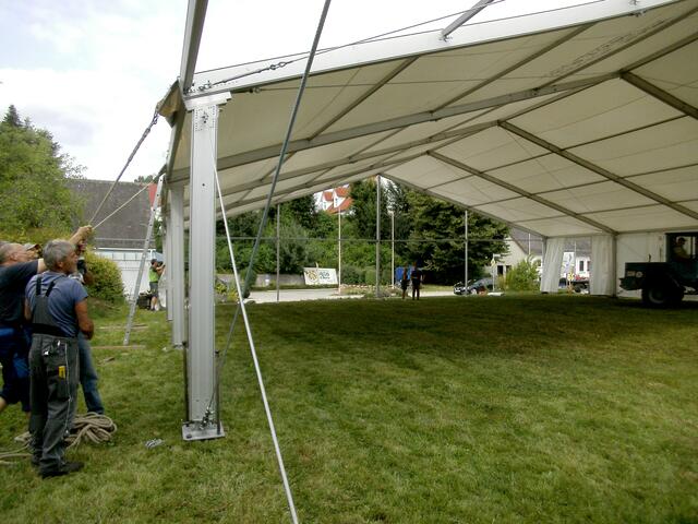 11:20 Uhr Aufziehen der Zeltplanen