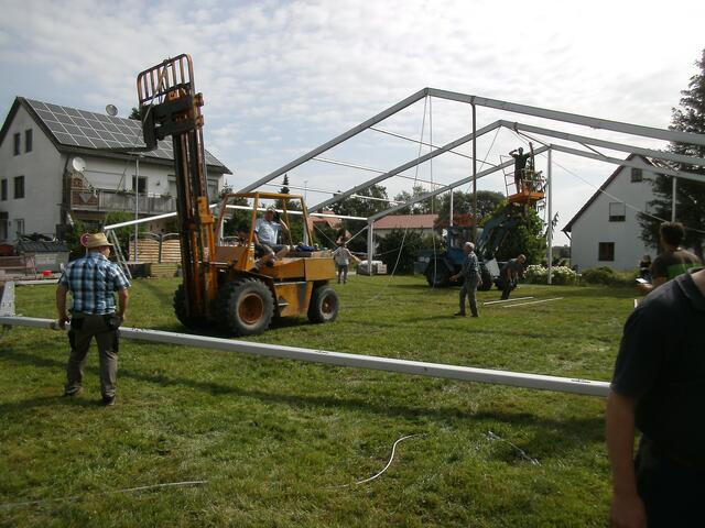 9:45 Uhr Die Hälfte des Zeltgerüsts steht bereits