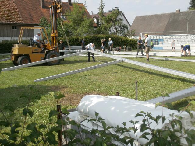 9:25 Uhr Beginn der Aufrichtarbeiten