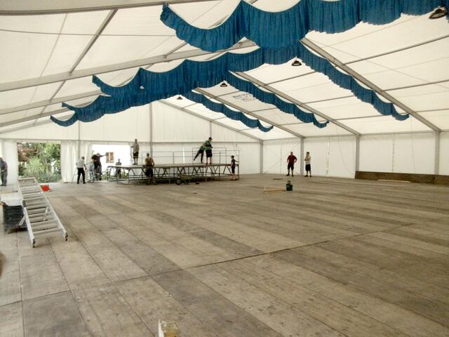 16:00 Uhr Der Boden ist verlegt, die Bühne ist in Arbeit.