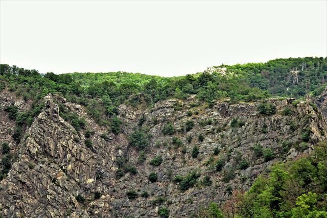 von der Prinzensicht Blick auf den begehbaren Roßtrappenfelsen und der Bergstation des Sesselliftes