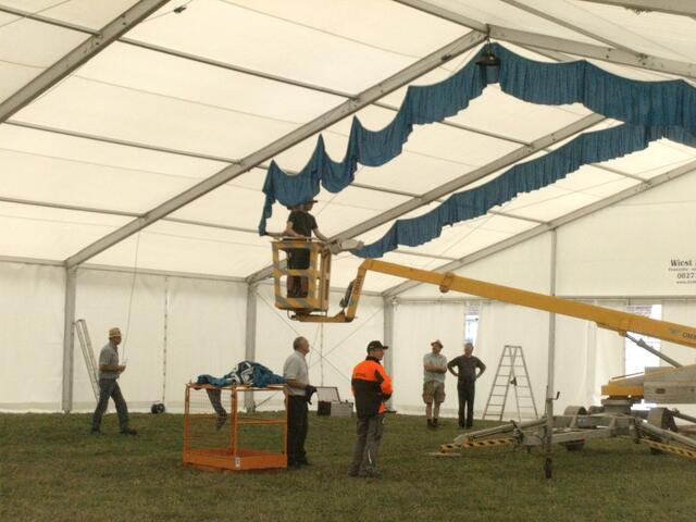 11:35 Uhr Zeit für die Zeltdekoration