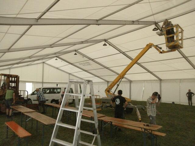 11:20 Uhr Montage der Zeltbeleuchtung. Wohl dem, der Zugriff auf eine Hebebühne hat!