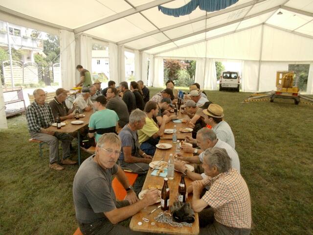 11:50 Uhr Gemeinsam wurde gearbeitet, nun wird gemeinsam gegessen. Die Teile für den Boden wurden bereits angeliefert, also auf zur nächsten Etappe!