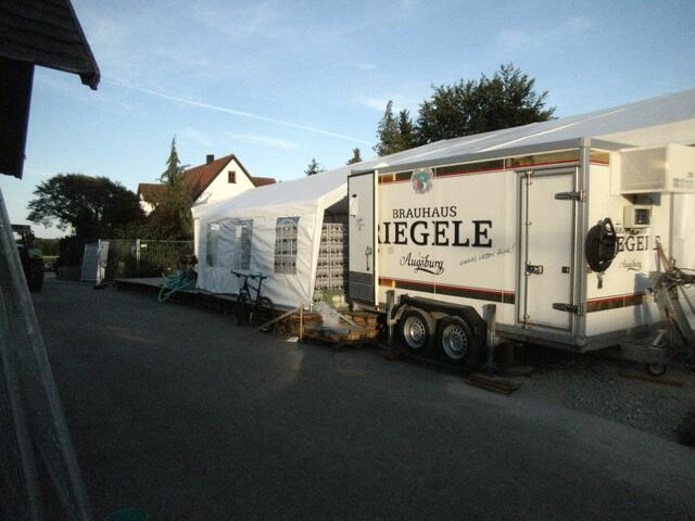 Anbau für den Ausschank mit Kühlwagen.