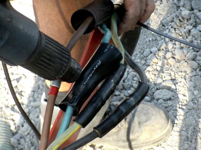 19:30 Uhr Das Zelt bekommt seinen Elektroanschluß.