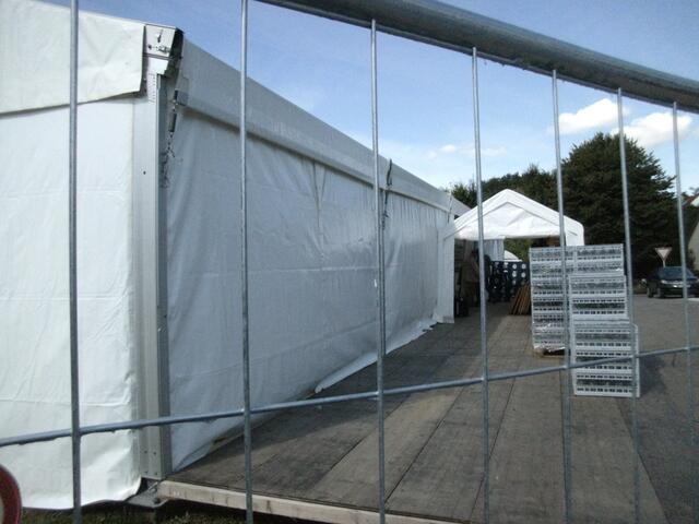 10:00 Uhr außen Das Gelände ist mit Bauzaun abgesichert.