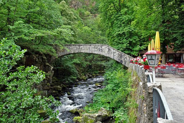 Jungfern - Brücke über die Bode mit Gaststätte Königsruh