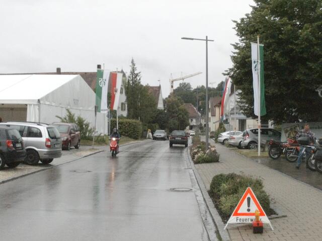 Die Fahnen an der Hauptstraße, welche von Freitag16:00 Uhr bis einschließlich Sonntag gesperrt sein wird.