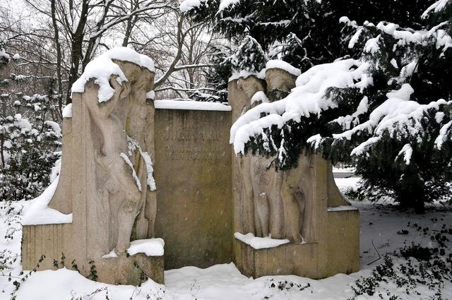 Kunst im Maschpark: Das Denkmal erinert an den Schöpfer der schönen Gartenanlage