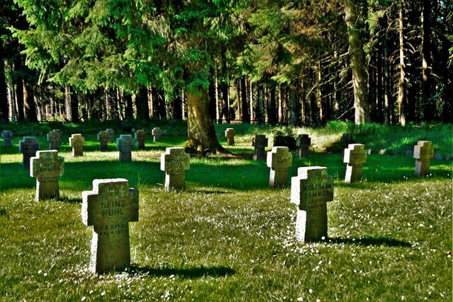 Grabsteine auf dem Soldatenfriedhof