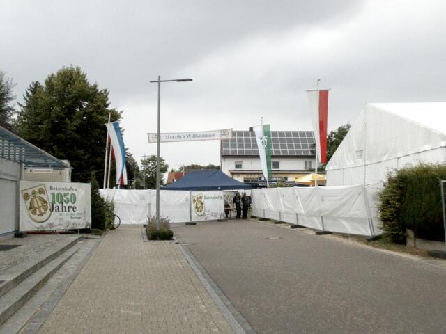 16:50 Uhr Der Südeingang zum Partybereich steht. Auch von Norden ist der Zugang möglich.