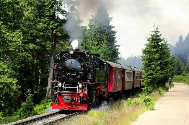 mit viel Rauch geht es hinauf zum Brockenbahnhof