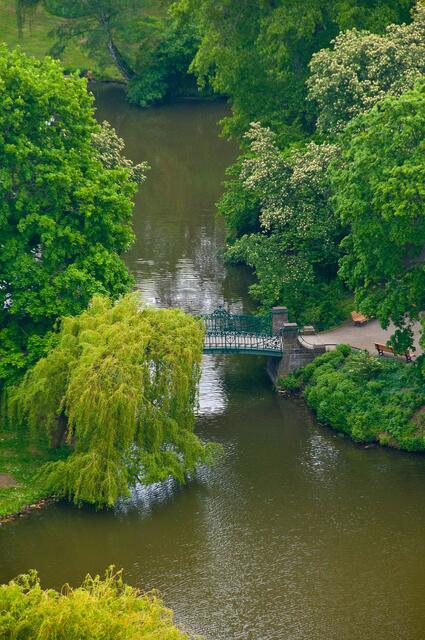 Der Maschpark (früher auch Rathauspark genannt) mit seiner schönen Brücke. Er war der erste kommunale Park in Hannover.