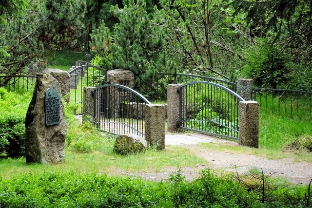 Eingang zum Soldatenfriedhof