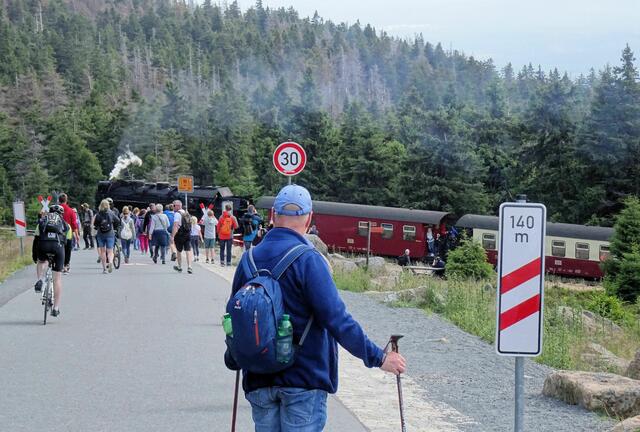 hier überquert die Brockenbahn kurz vor dem Brockengipfel die Brockenstraße