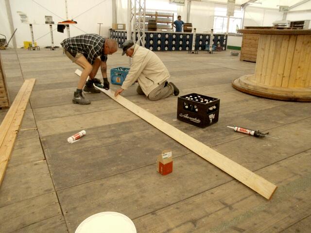 Dachrinnenbau. Traditionell aus Holz, wie schon vor 1050 Jahren.