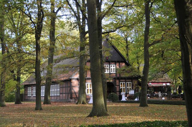Kleines Freilichtmuseum: Alte Bauernhäuser (und eine Bockwindmühle)  wurden in den Park umgesetzt