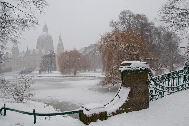 Auch im Winter schön: Der Maschpark mit Neuen Rathaus