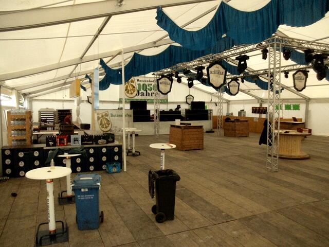 Das Festzelt ist partybereit. Die Gäste können kommen!