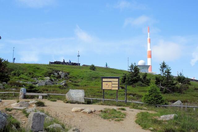 Bennos Bank, daneben Gedenkstein der Brockenmaueröffnung und Informationstafel vor dem Brockengipfel