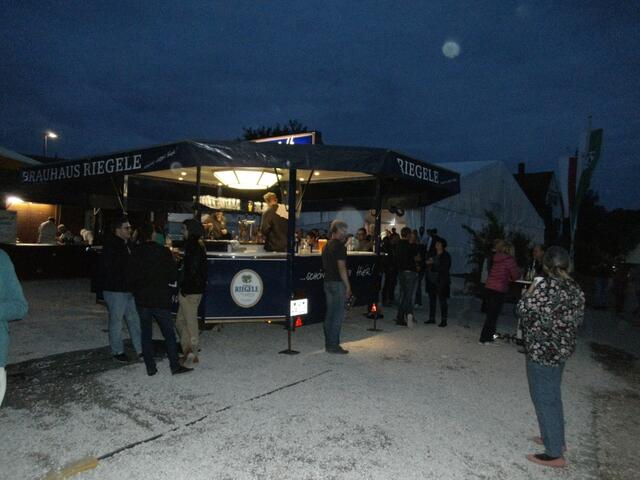 Kaffee- und Küchlestand, Weizenkarussell und Festzelt.