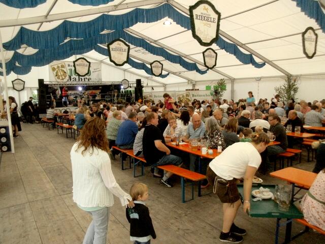 Das gut gefüllte Festzelt.