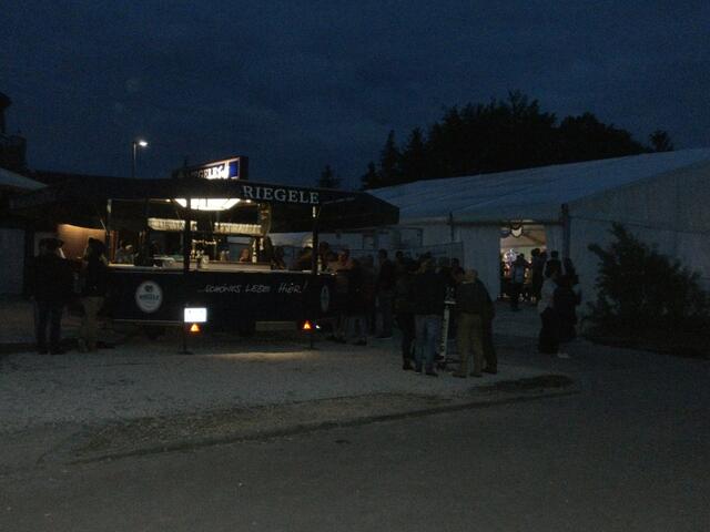 22:00 Uhr. Die Nacht senkt sich über den Festplatz. Doch ans Schlafengehen denkt hier niemand!