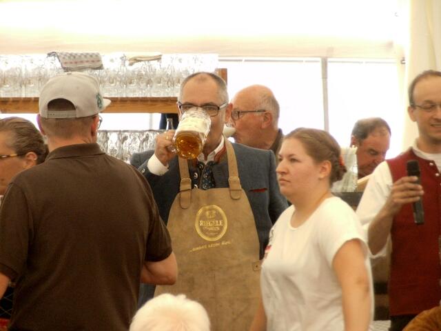Der verdiente erste Schluck. Im Anschluß floß der kühle Gerstensaft auch für die Gäste.