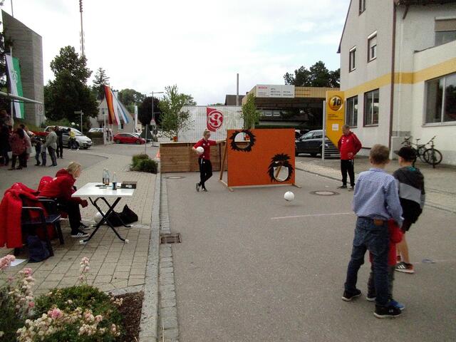 Kinderolympiade mit Torwandschießen.