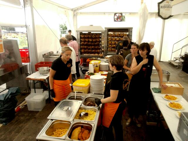 Hendl, Schweinebaten, Schnitzel, Currywurst und Brotzeiten. Herz, was willst du mehr?