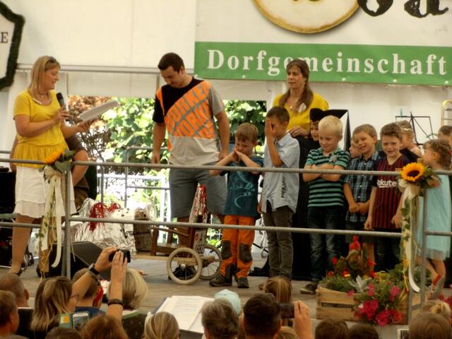 Für eine Zeitreise braucht man eine Zeitmaschine. Sie ist links im Bild zu sehen.