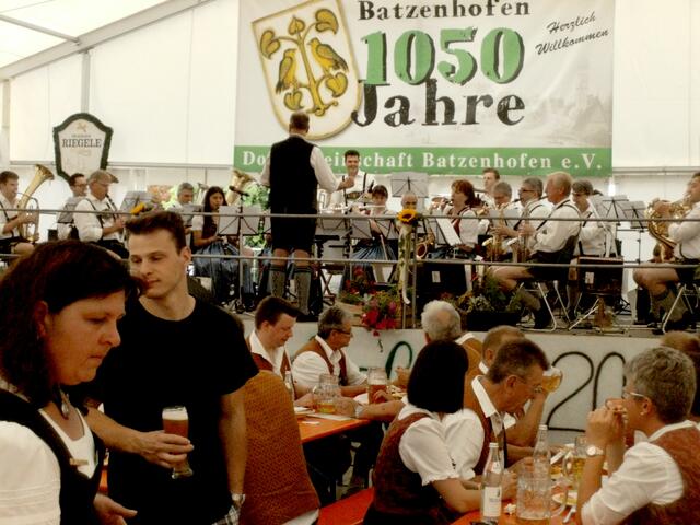 Um 18:00 Uhr wurden die Gablinger Musikanten von der Schwäbischen Trachtenkapelle Hirblingen abgelöst und konnten sich die verdiente Brotzeit schmecken lassen.