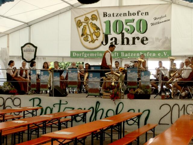 Der Gablinger Blasmusik kam die etwas undankbare Aufgabe zu, das Zelt ab 13:30 Uhr zu beschallen, einer Zeit zu der sich zahlreiche Gäste zu einer Mittagsruhe zurückgezogen hatten. Gegen Ende des Auftritts hatte sich das Zelt aber wieder gut gefüllt und es gab reichlich Applaus.