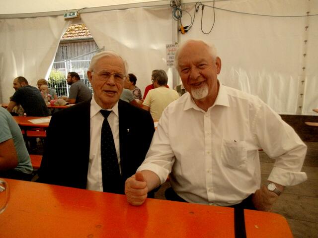 Herr Pater Dominikus Kirchmair OP, von 1969 bis 1988 Pfarrvikar für Batzenhofen, bewies mit seinem Besuch seiner einstigen Pfarrgemeinde die Treue. Der aktuelle Seelsorger Pater Siegfried Hutt SAC war über den Besuch seines Amtsvorgängers sichtlich erfreut.