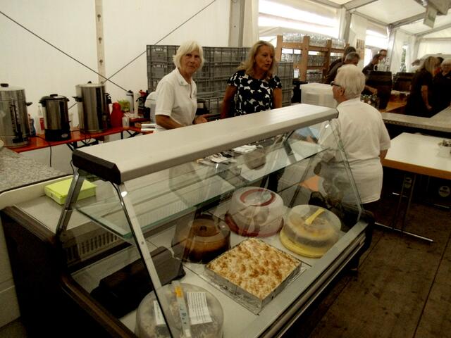 Für den Nachtisch sorgt der Frauenbund: Kuchentheke 1 ...