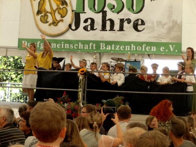 Ab 15:30 Uhr nahm der Kindergarten die Gäste mit auf eine Zeitreise.