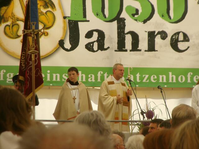 Aufmerksam lauscht der Festzelebrant Abt Theodor Hausmann OSB dem vom Dorfpfarrer Pater Siegfried Hutt SAC vorgetragenen Evangelium vom guten Samariter.