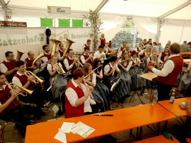 Die Blaskapelle Batzenhofen spielte auch nach dem Gottesdienst noch einige Stücke unten beim Publikum.