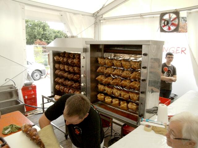 Sie waren nie tiefgefroren. Während des Gottesdienstes wurden sie frisch gegrillt. Jetzt warten sie auf ihre Abnehmer: Die Brathendl. Ihre Macher im Küchenbereich, welche viele Stunden an Wärmequellen wie Grills und Fritteusen ausharren, sind besonders zu bewundern.