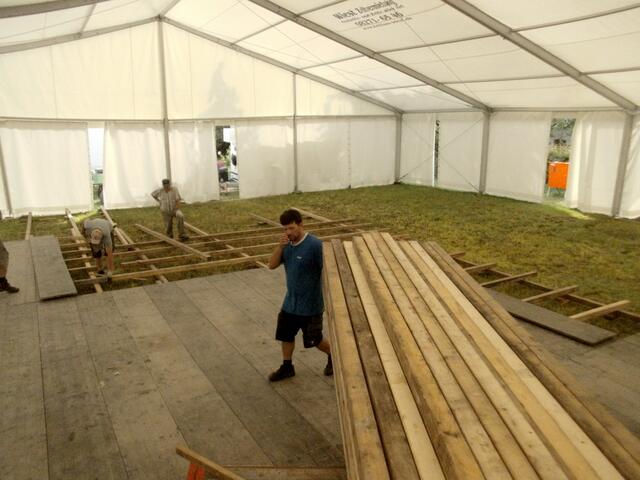 10:40 Uhr: Die Wiese unter dem Zeltboden wird zunehmend wieder sichtbar.