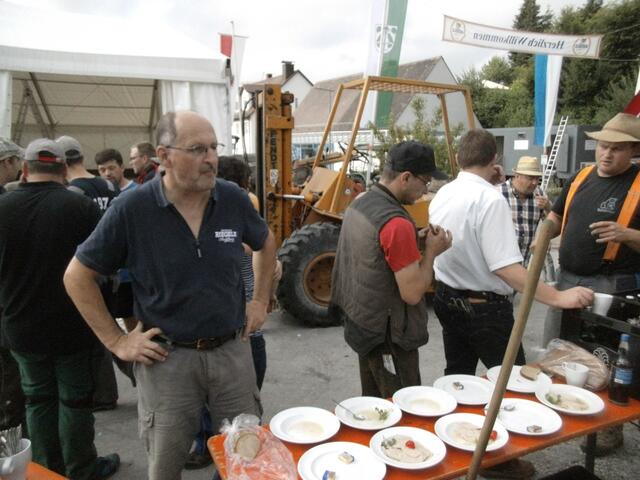 9:15 Uhr: Die Reste vom Feste diente den Helfern als willkommene Brotzeit.