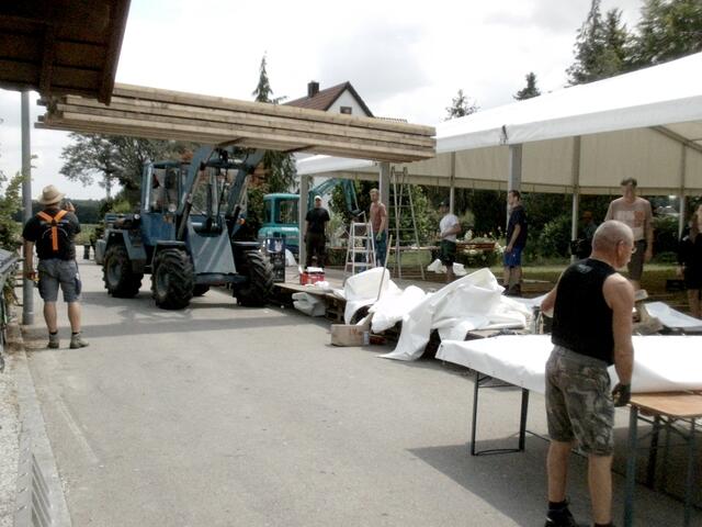 12:50 Uhr: Der Zeltboden ist entfernt, die seitlichen Planen ebenfalls.