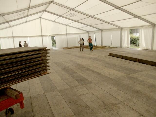 10:10 Uhr: Das Zelt ist leergeräumt, mit dem Abbau des Zeltbodens wurde begonnen.