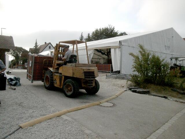 7:30 Uhr: Emsige Geschäftigkeit im und ums Festzelt.