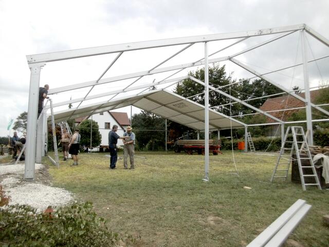 12:50 Uhr: Entfernen der Dachplanen