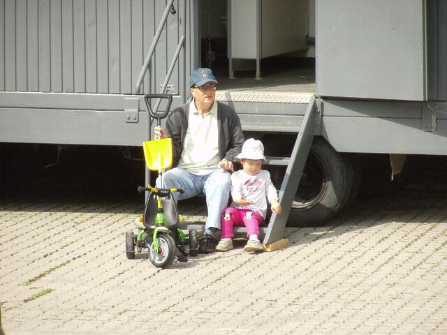 Interessierte Besucher beim Zeltabbau