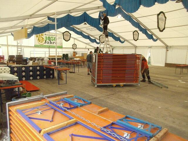 7:40 Uhr: Die Bierzeltgarnituren sind bereit zum Abtransport.