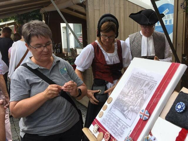 Inhaberin der Knopfwerkstatt zeigt Interesse. | Foto: Josef Ditchen