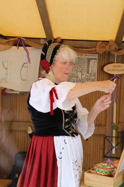 Knopfmacherin Petra Bauer | Foto: Josef Ditchen
